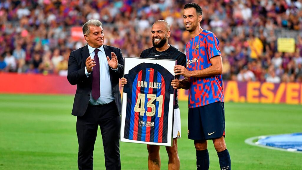 This was the tribute of the Barça to Dani Alves in his return to the Camp Nou