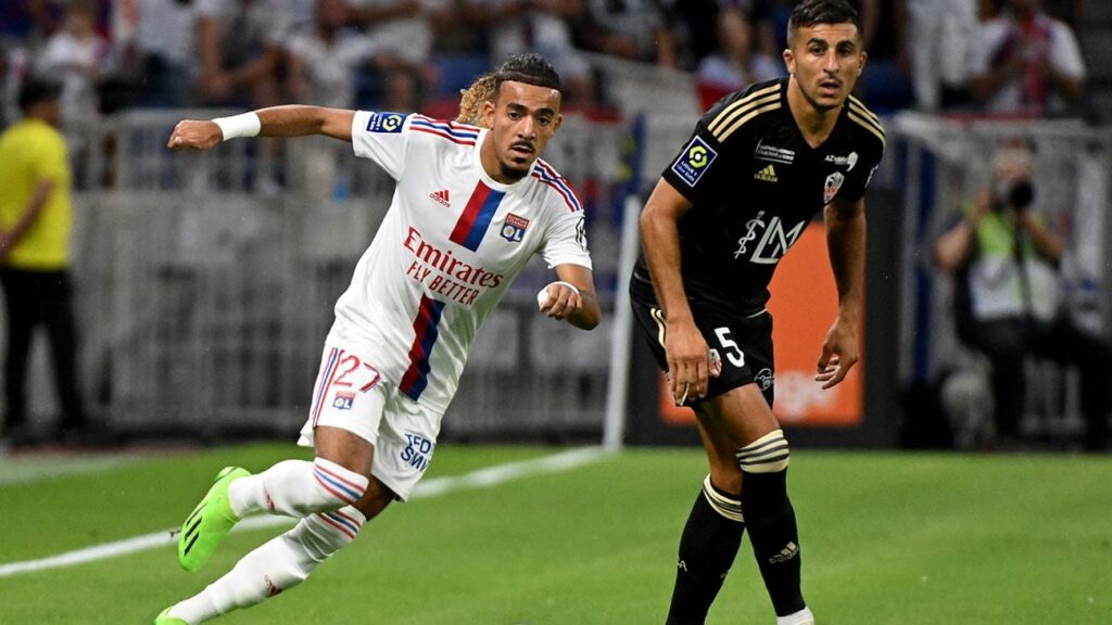 Barça does not lose sight of the promising Malo Gusto for its right-handed lane