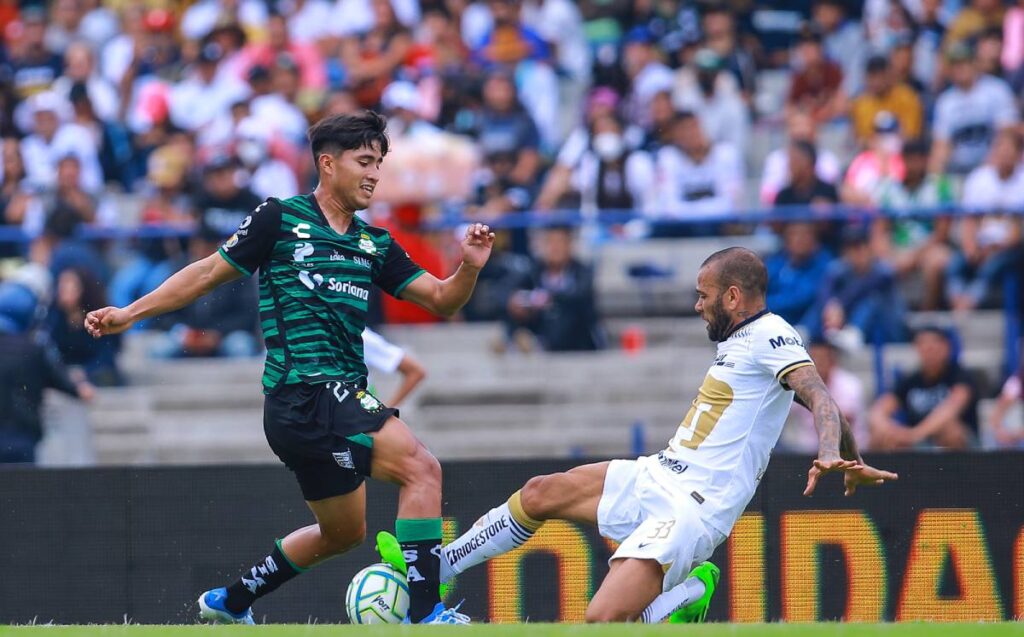 Whistle to Dani Alves for another serious mistake with the Pumas