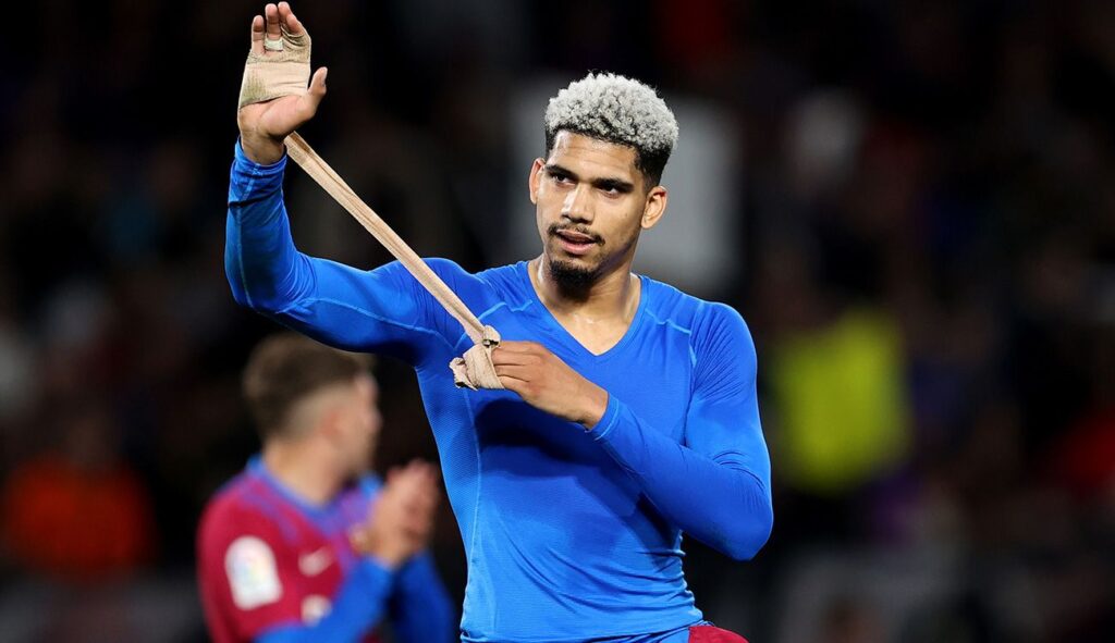 Ronald Araújo encourages to his mates before the Barça-Inter