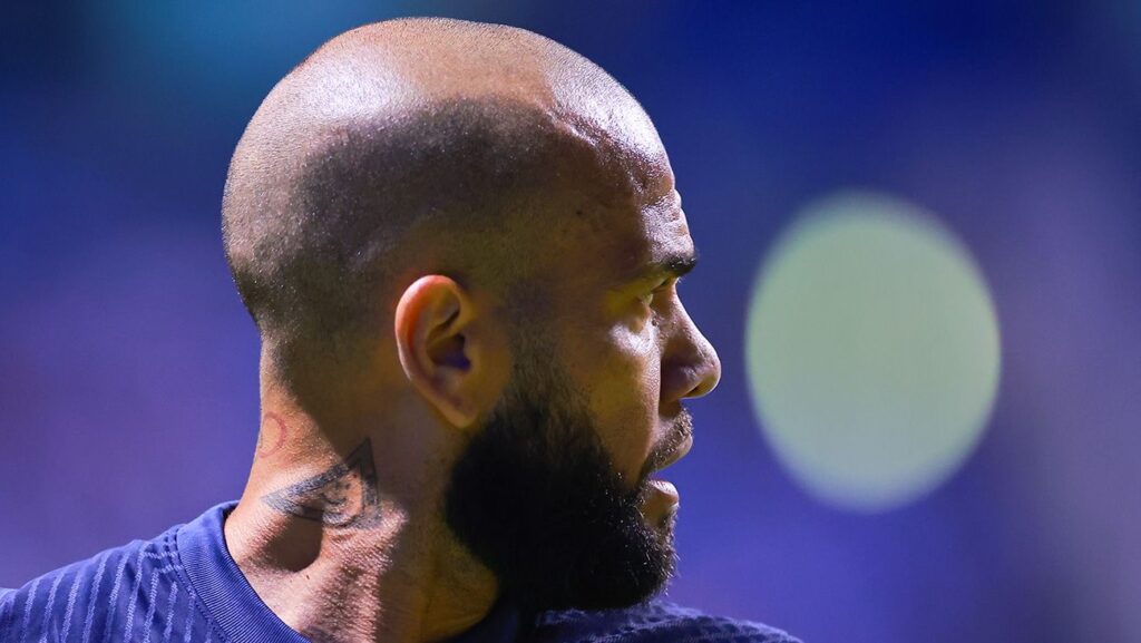 Dani Alves continues to train with Barça Atlétic with his World Cup dream