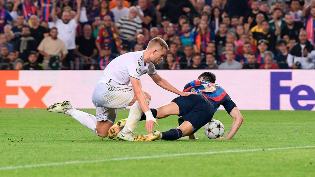 The VAR scandals continue! This was the penalty that was ‘swiped’ from Lewandowski