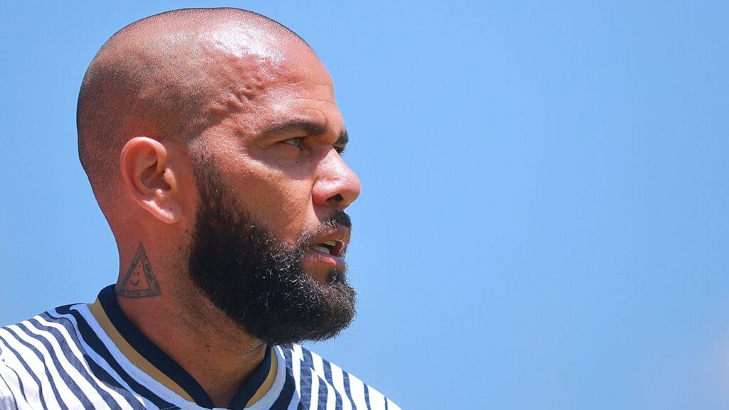 Dani Alves responds to those who criticize his presence in the World Cup