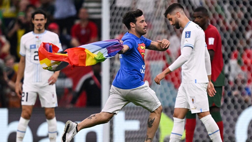 A spontaneous interrupted the Portugal-Uruguay with a rainbow flag
