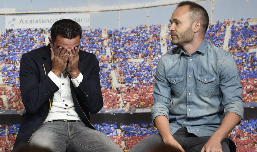 Xavi receives a visit from another Barça legend in training