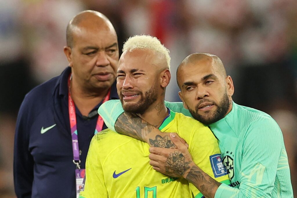 Last World Cup? Dani Alves gets ‘wet’ with the future of Neymar