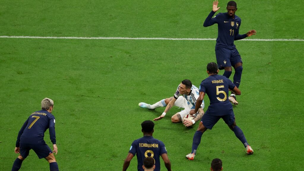 Leo Messi opened the final thanks to a controversial penalty from Dembélé