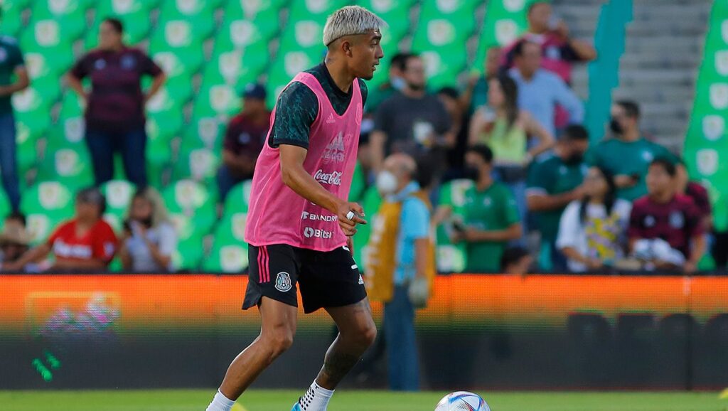 Julián Araujo is already training with Xavi despite not being able to debut with Barça yet