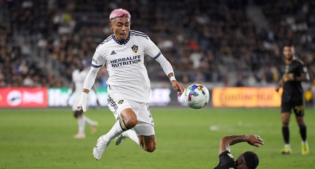 Julián Araujo debuts in training with Barça