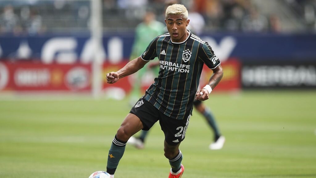 OFFICIAL: Julián Araujo signs for Barça after the approval of the TAD