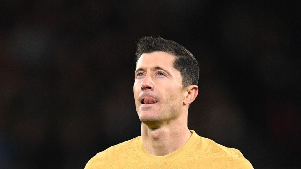 Lewandowski, surpassed by Varane and Lisandro despite the goal