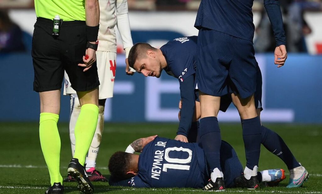 Neymar will be out indefinitely for PSG due to damage to his ligaments