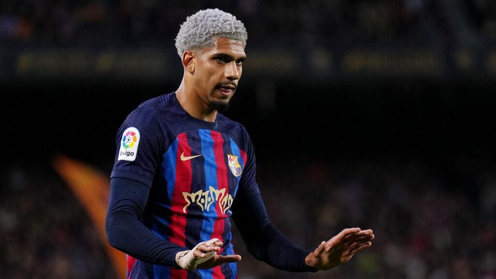 Ronald Araújo finished the Classic sore and must pass several tests before going with Uruguay