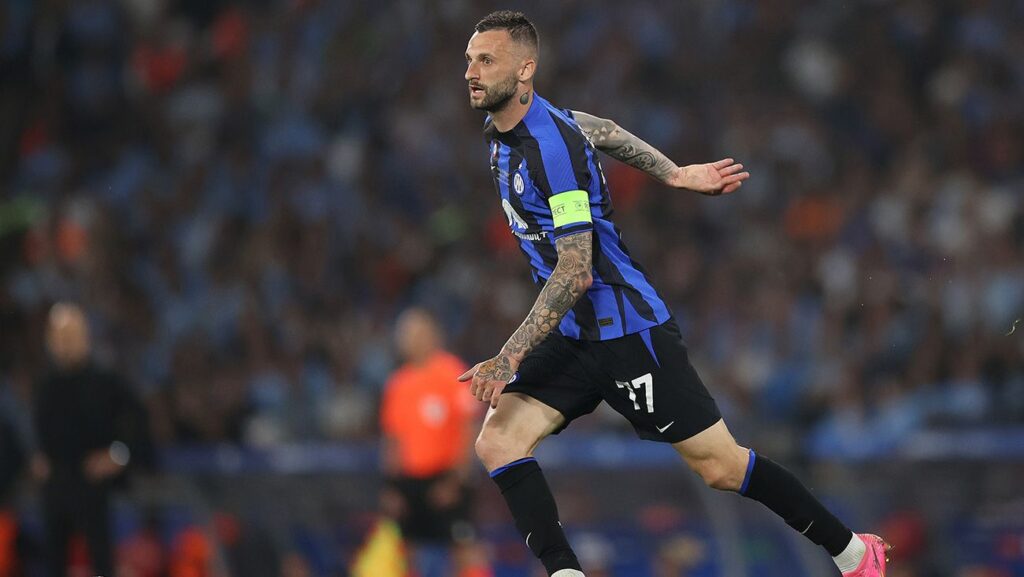 Brozovic’s ‘wink’ to Inter? Message ‘neroazurro’ in networks