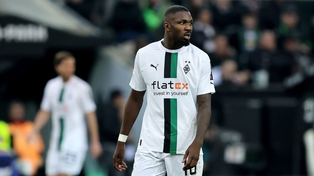 The PSG accelerates to separate to Marcus Thuram of the FC Barcelona