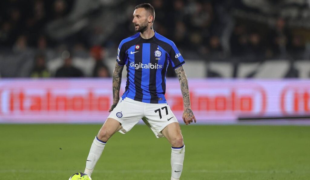 The lace of Brozovic in the FC Barcelona of Xavi as relief of Busquets
