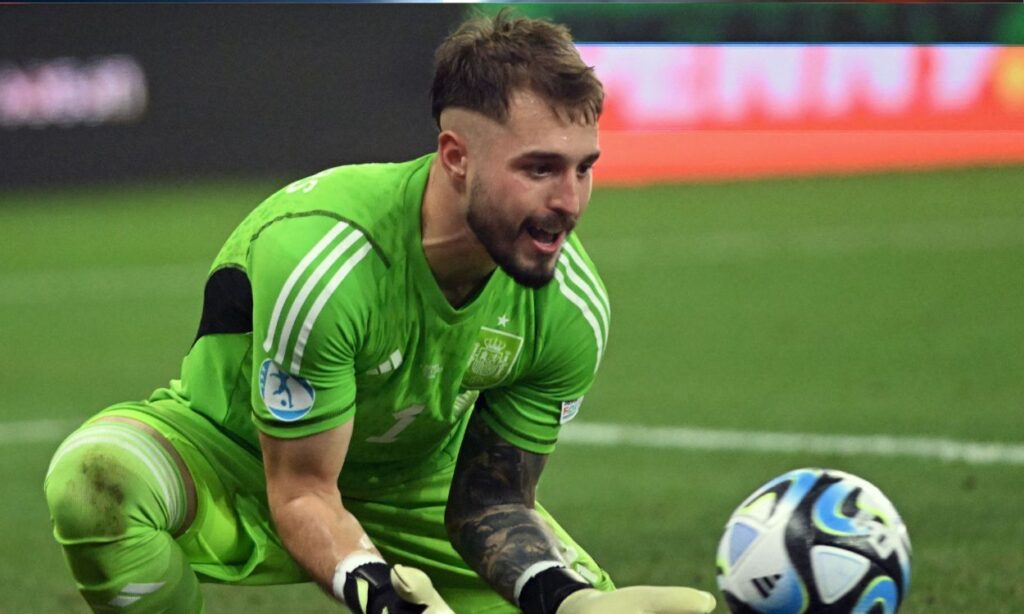 Arnau Tenas, with real chances of taking ownership of Donarumma at PSG