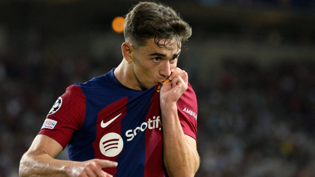 Affectionate welcome from the Barça locker room to Gavi on his arrival