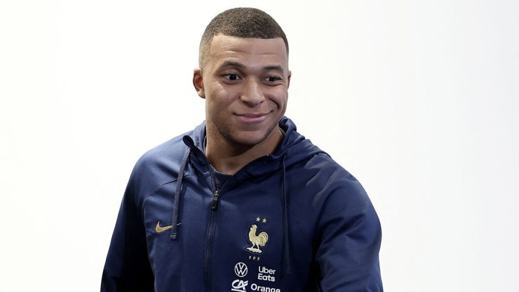 Kylian Mbappé ‘dodges’ talking about his future at PSG
