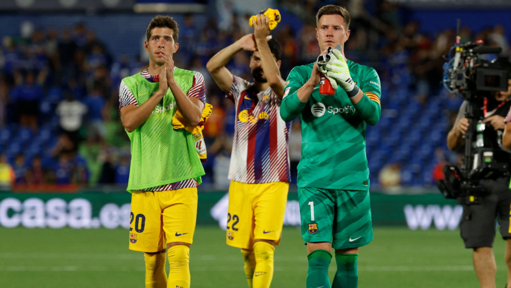 Heads and crosses for Xavi with Sergi Roberto and Ter Stegen for the ‘final’ against Porto