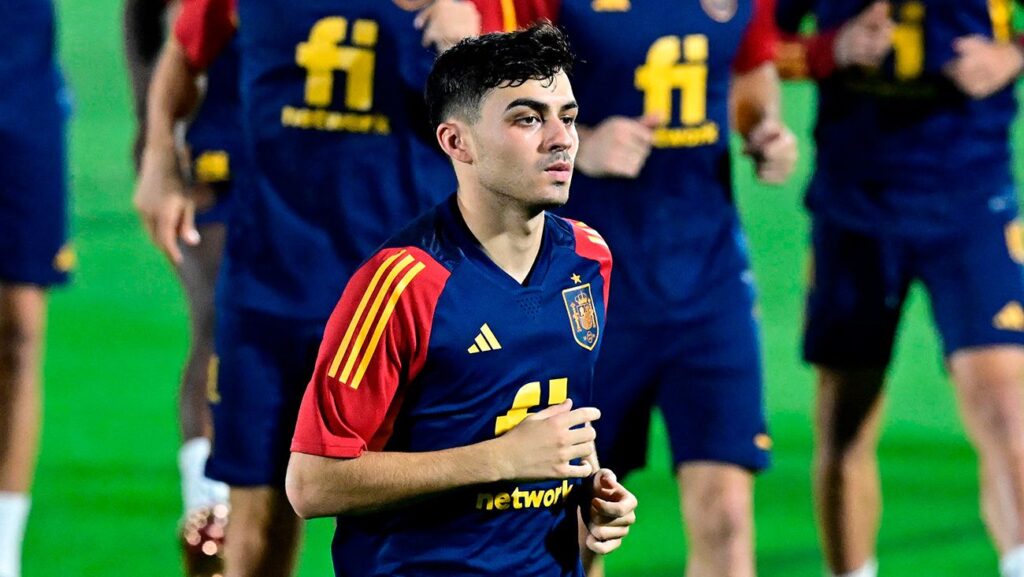 Pedri explains why he chose the ’26’ and winks at Messi