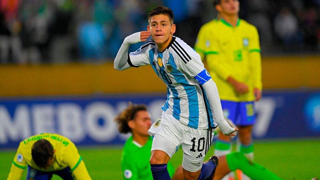 Claudio Echeverri is from Barça for Messi and will prioritize the Barça offer