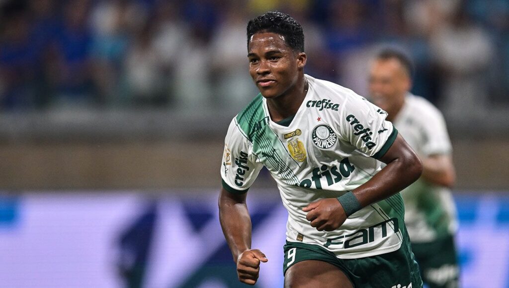 The warm reception by the Real Madrid players to Endrick