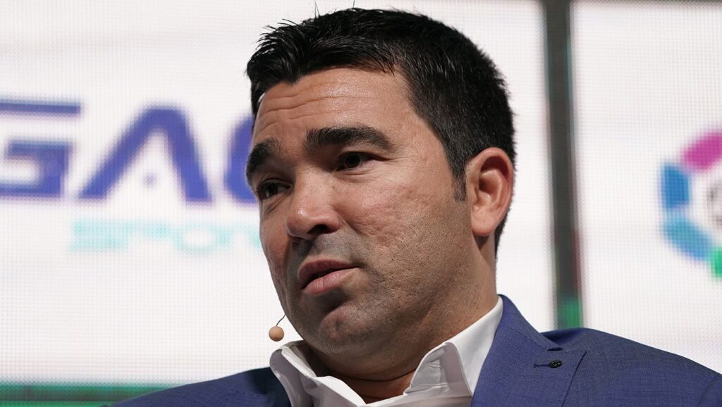 Deco supports Xavi and does not completely close the door to more signings in January
