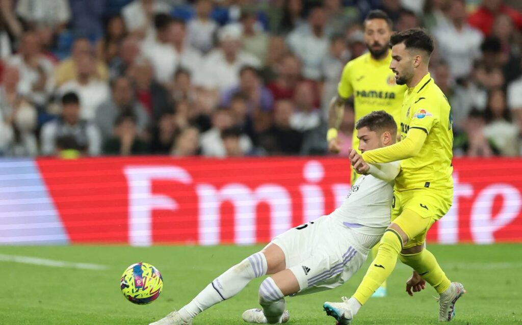 Fede Valverde and Álex Baena meet again