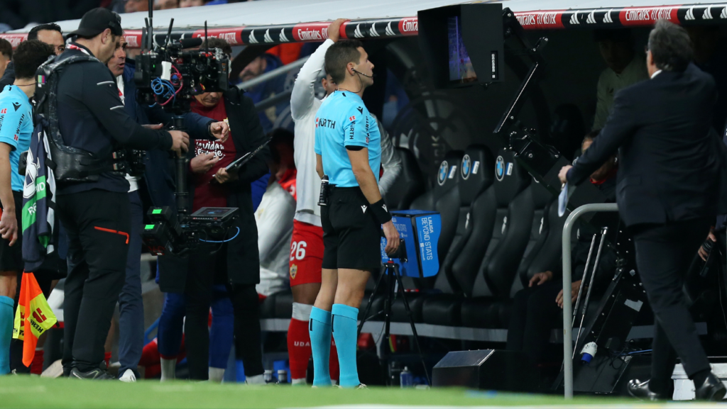 The answer of the Spanish Federation of football to show his support to the referees