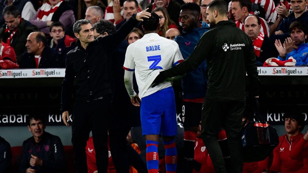 The detail of Nico Williams with Balde after confirming his passage through the operating room