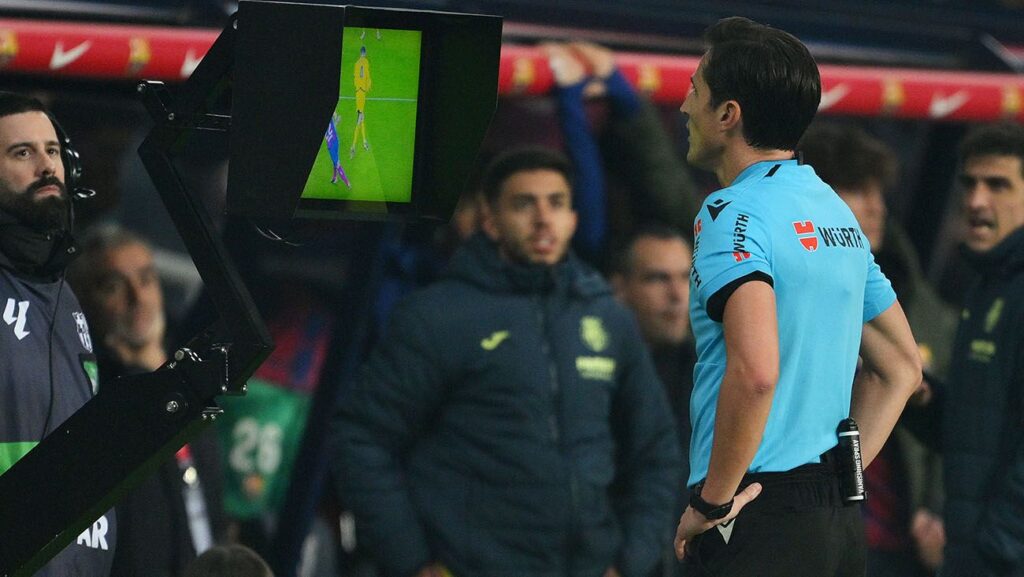 LaLiga reveals the VAR audio to annul the Barça-Villarreal penalty