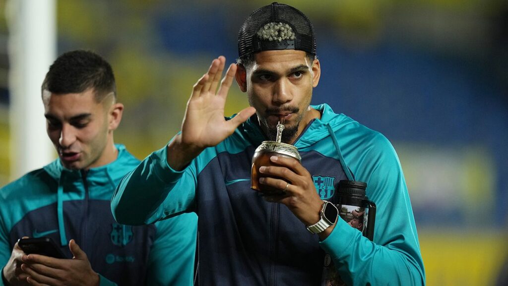 Ronald Araújo does not contemplate leaving for Manchester United