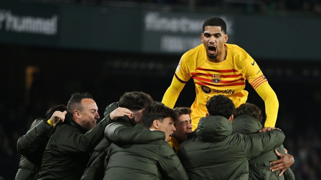 Barça ‘resolves’ doubts about Ronald Araújo’s future