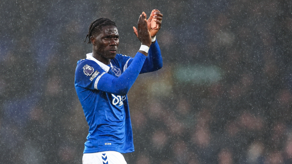 Amadou Onana will wait for Barça to decide his future