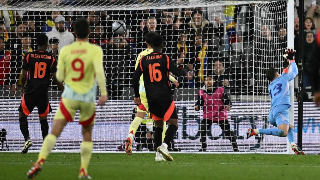 Cubarsí and Lamine do not ‘change’ a very weak Spain against Colombia (0-1)