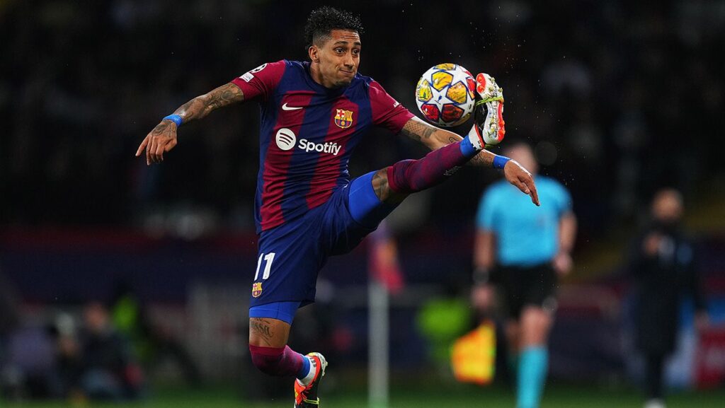 Raphinha’s firm stance on his future ‘collides’ with Barça’s needs