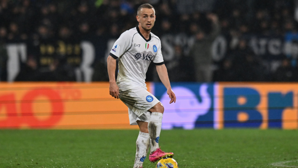 Lobotka, the midfielder that Xavi would like to see at Barça