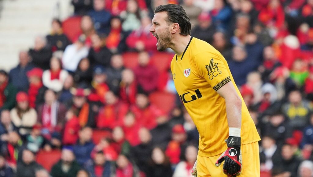 Dimitrievski joins Mario Hermoso as a ‘free’ option for Barça in the summer