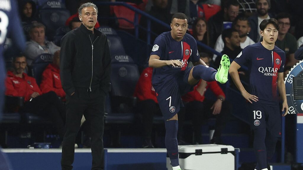 The image that demonstrates the bad atmosphere at PSG between Mbappé and Luis Enrique