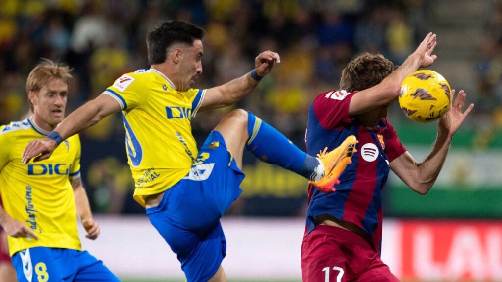 Marcos Alonso showed his face in Cádiz after more than five months without playing for Barça