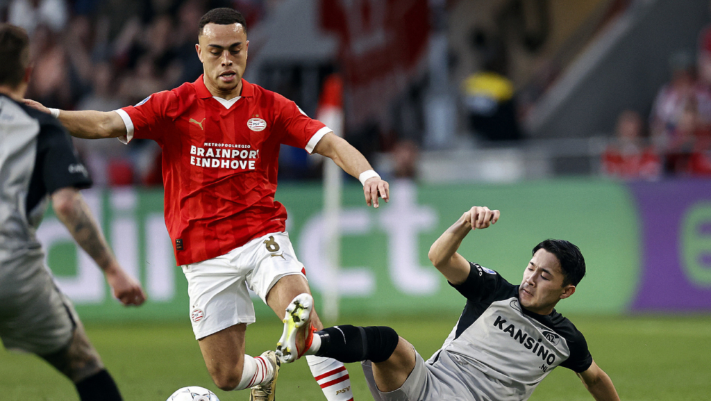 The grave injury of Sergiño Dest puts in serious problems to the FC Barcelona