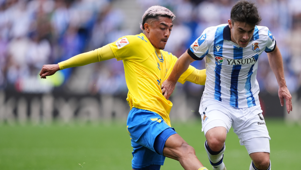 Confirmed! Julián Araujo will have the opportunity to convince Hansi Flick in the preseason