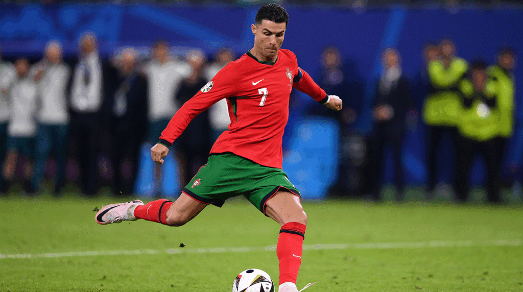 Cristiano Ronaldo does not want to retire until he can play with his son