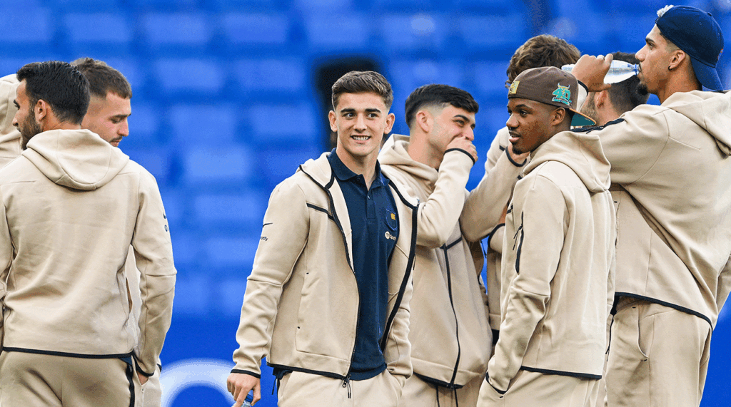 Three FC Barcelona players do ‘pineapple’ on their day off