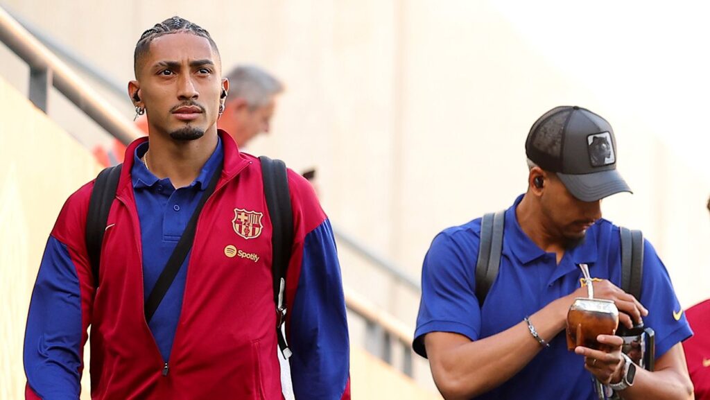 FC Barcelona would continue betting on Ronald Araújo or Raphinha as a millionaire sale