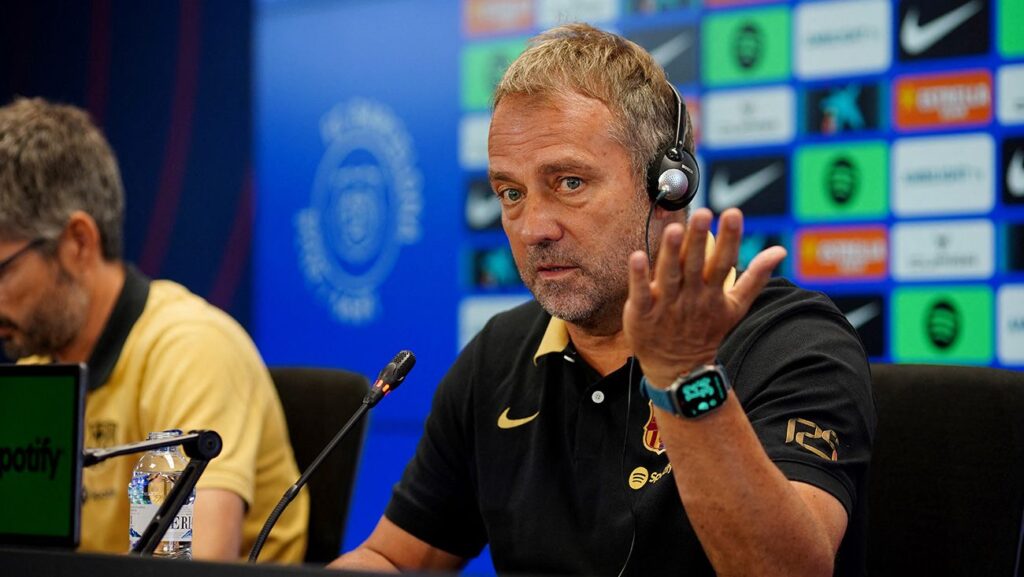 Hansi Flick sticks out his chest for his team and ‘surrenders’ to three Barça players