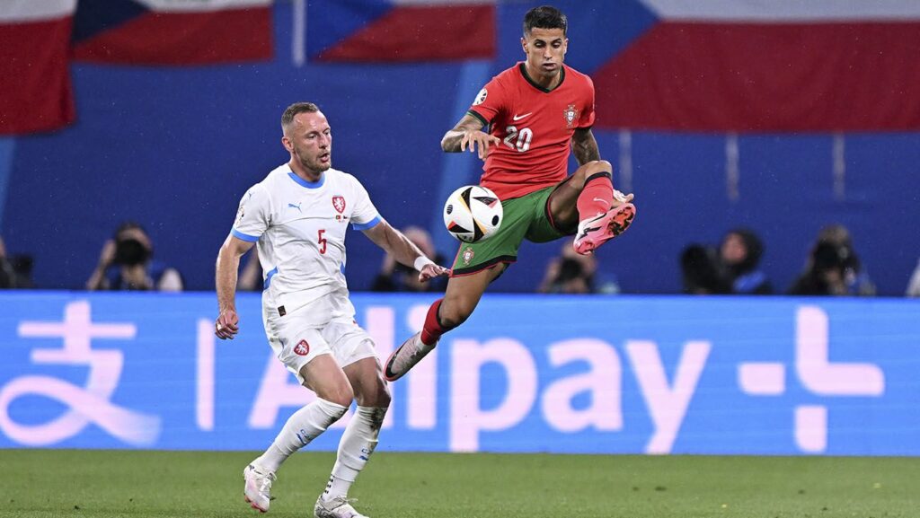 João Cancelo ‘loses’ the battle with City while he continues to press with Barça