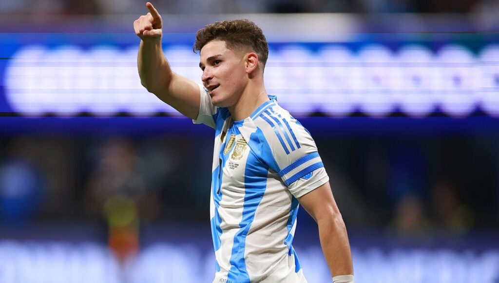 Julián Álvarez, getting closer to playing in LaLiga in the 24/25 season