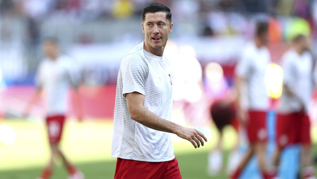 The Polish coach leaves Koeman a ‘stick’ for his doubts about Lewandowski’s physique